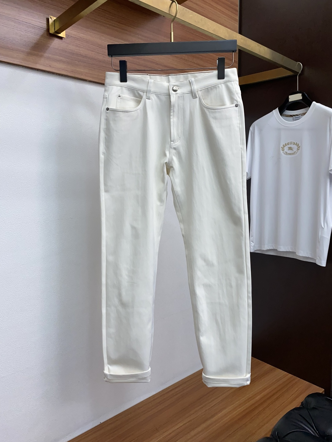 Bc秋冬新款五袋休闲裤 干净利落剪裁，都市风十足 采用精纺面料手感软糯干爽，上身效果挺括有型。五金精致，