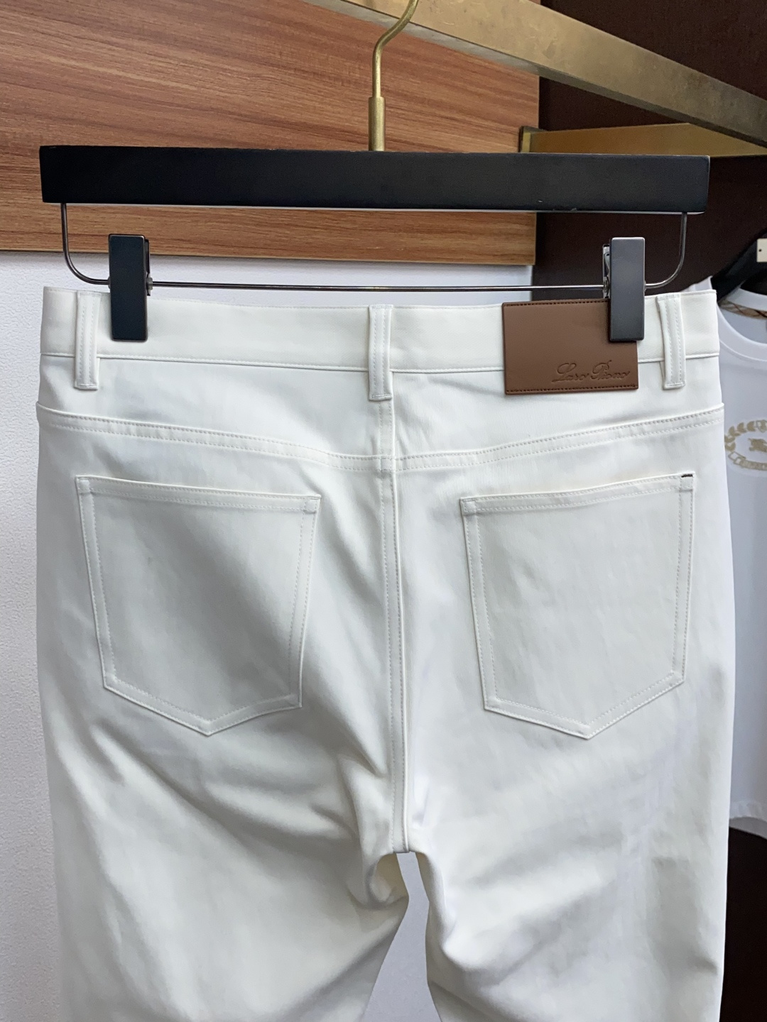 Bc秋冬新款五袋休闲裤 干净利落剪裁，都市风十足 采用精纺面料手感软糯干爽，上身效果挺括有型。五金精致，