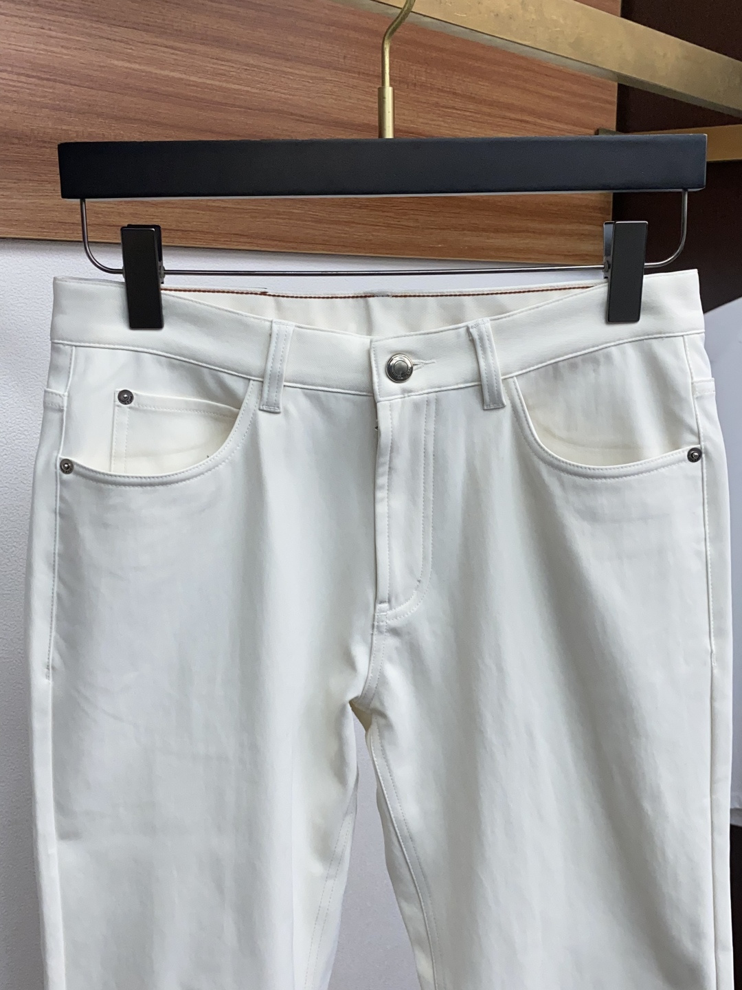 Bc秋冬新款五袋休闲裤 干净利落剪裁，都市风十足 采用精纺面料手感软糯干爽，上身效果挺括有型。五金精致，