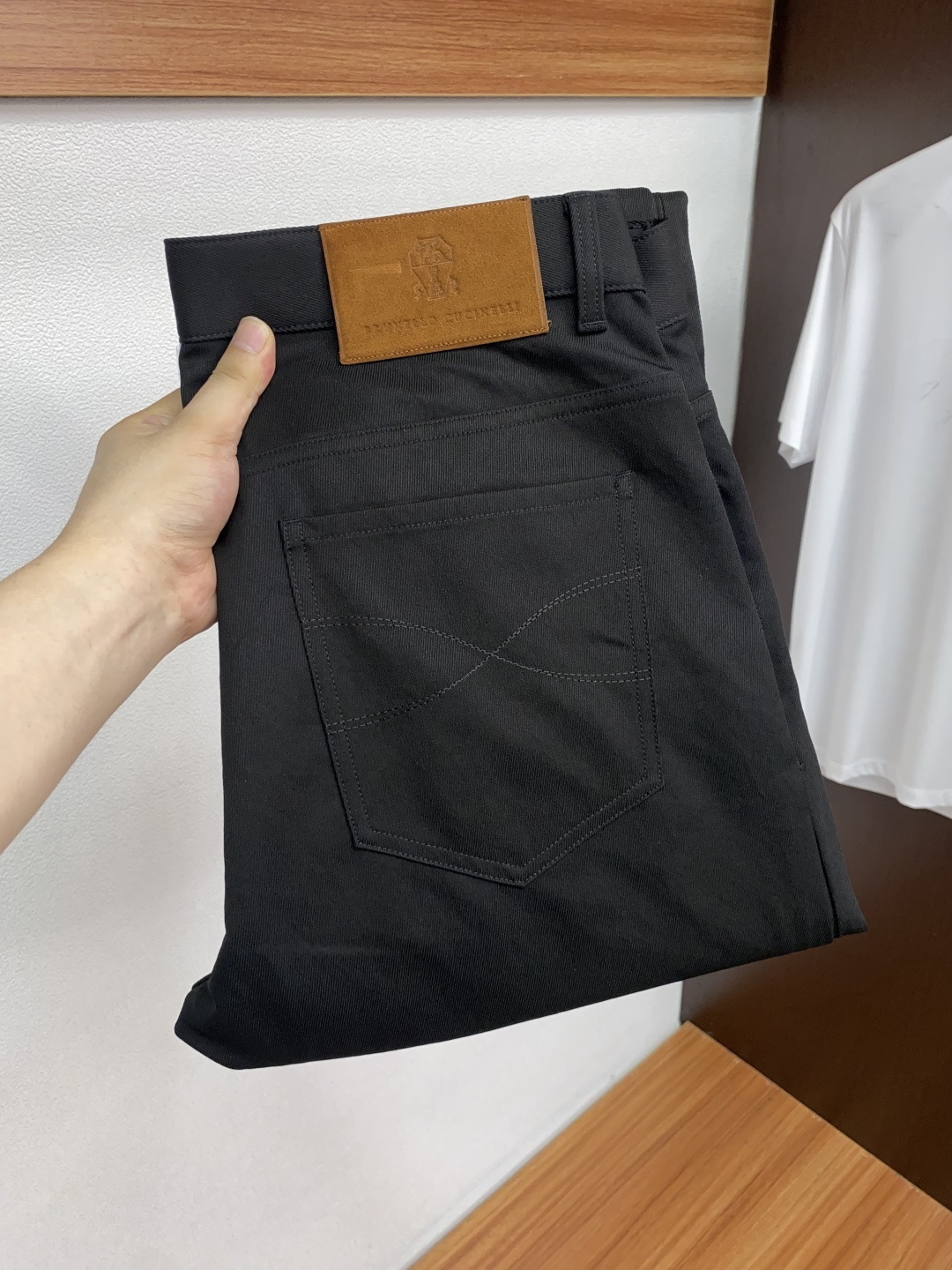 Bc 秋冬新款五袋休闲裤 干净利落剪裁，都市风十足 采用精纺面料手感软糯干爽，上身效果挺括有型。五金精致