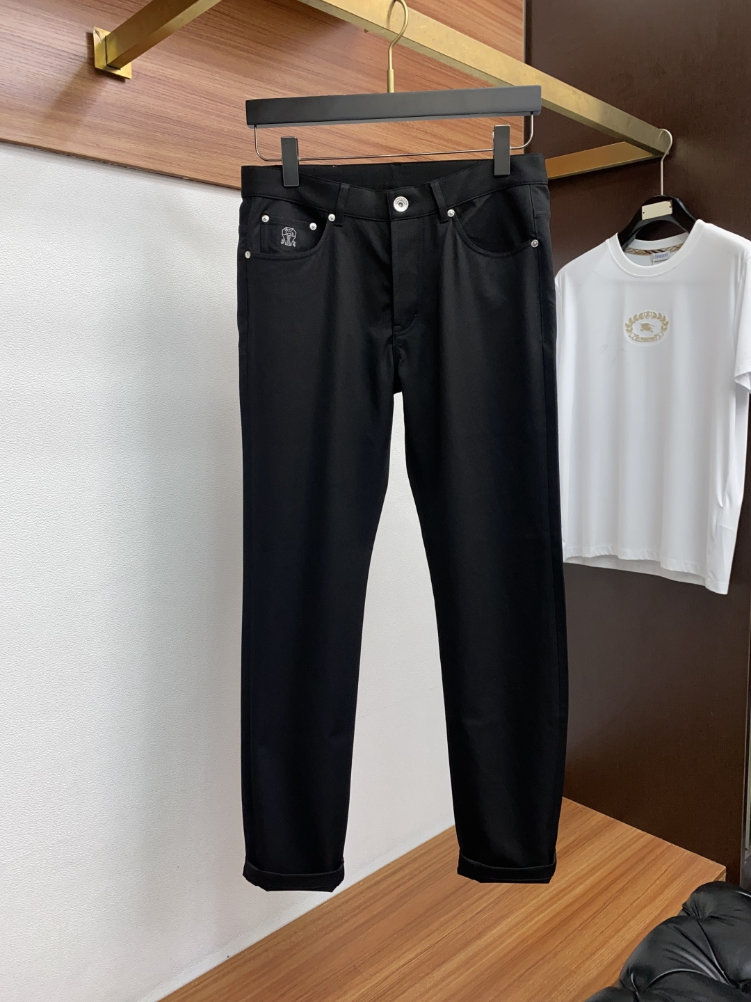 Bc 秋冬新款五袋休闲裤 干净利落剪裁，都市风十足 采用精纺面料手感软糯干爽，上身效果挺括有型。五金精致