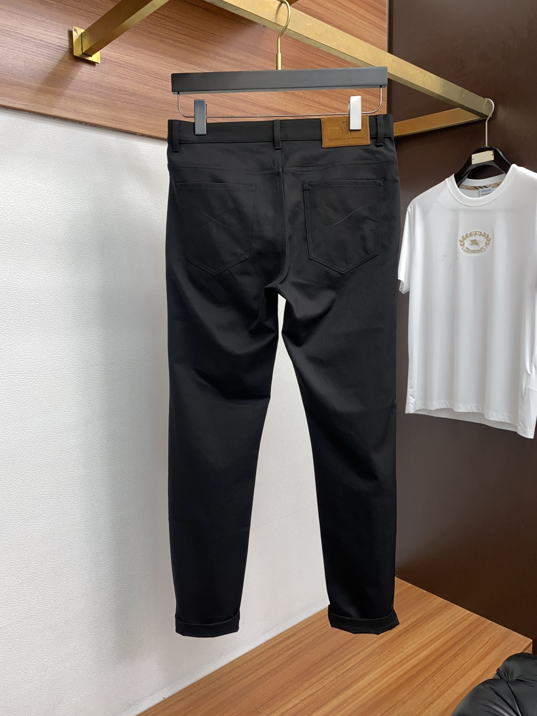 Bc 秋冬新款五袋休闲裤 干净利落剪裁，都市风十足 采用精纺面料手感软糯干爽，上身效果挺括有型。五金精致