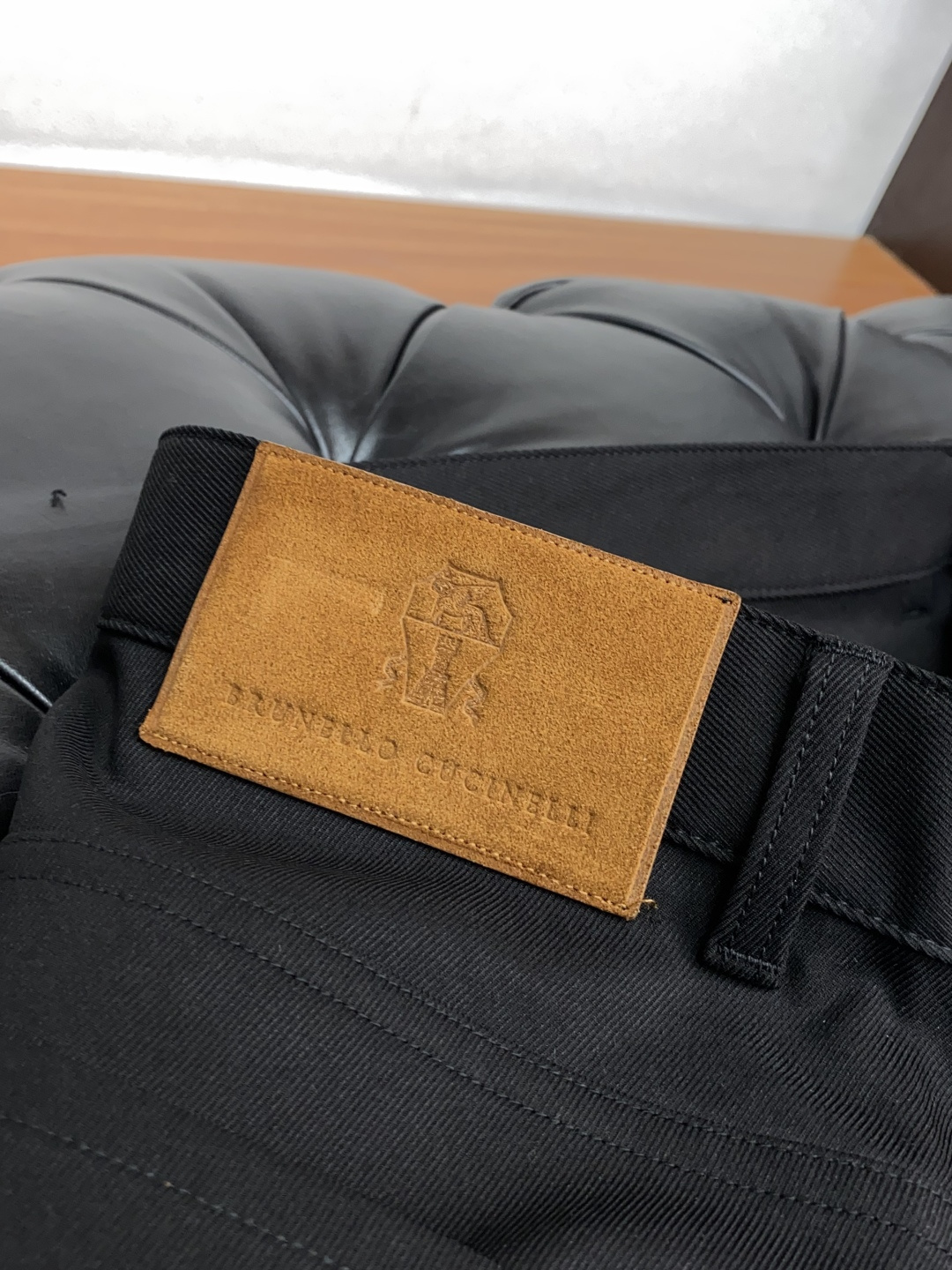 Bc 秋冬新款五袋休闲裤 干净利落剪裁，都市风十足 采用精纺面料手感软糯干爽，上身效果挺括有型。五金精致