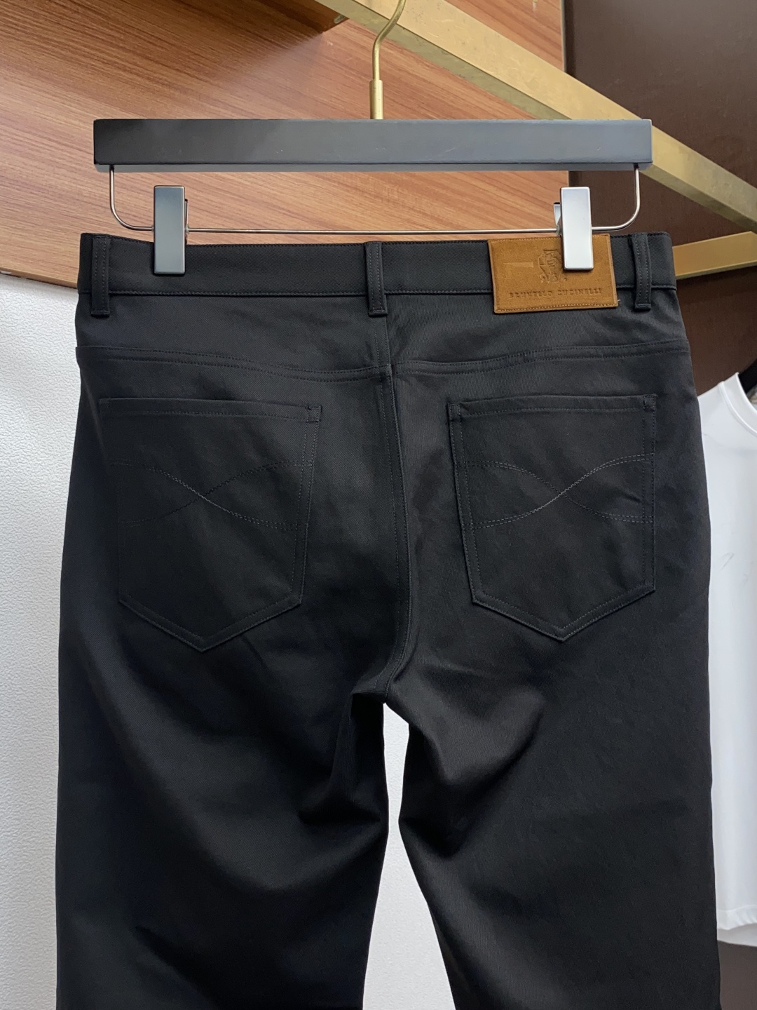 Bc 秋冬新款五袋休闲裤 干净利落剪裁，都市风十足 采用精纺面料手感软糯干爽，上身效果挺括有型。五金精致