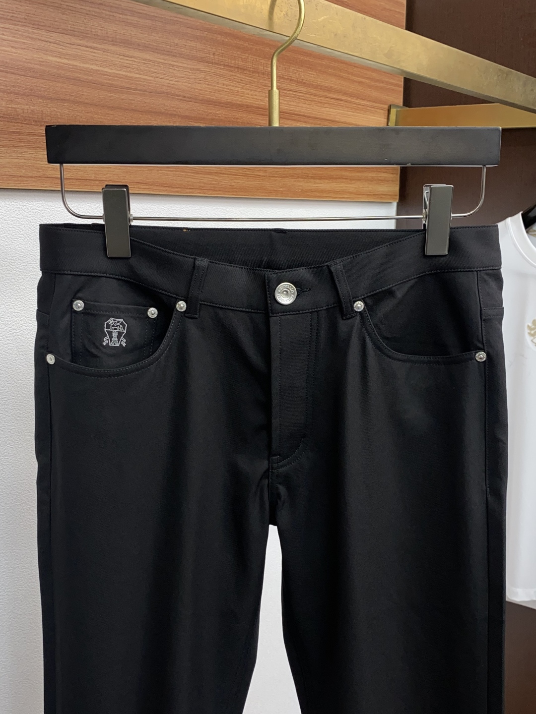 Bc 秋冬新款五袋休闲裤 干净利落剪裁，都市风十足 采用精纺面料手感软糯干爽，上身效果挺括有型。五金精致