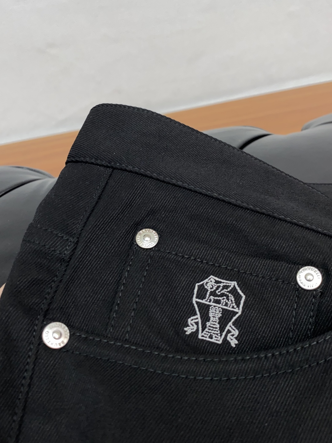 Bc 秋冬新款五袋休闲裤 干净利落剪裁，都市风十足 采用精纺面料手感软糯干爽，上身效果挺括有型。五金精致