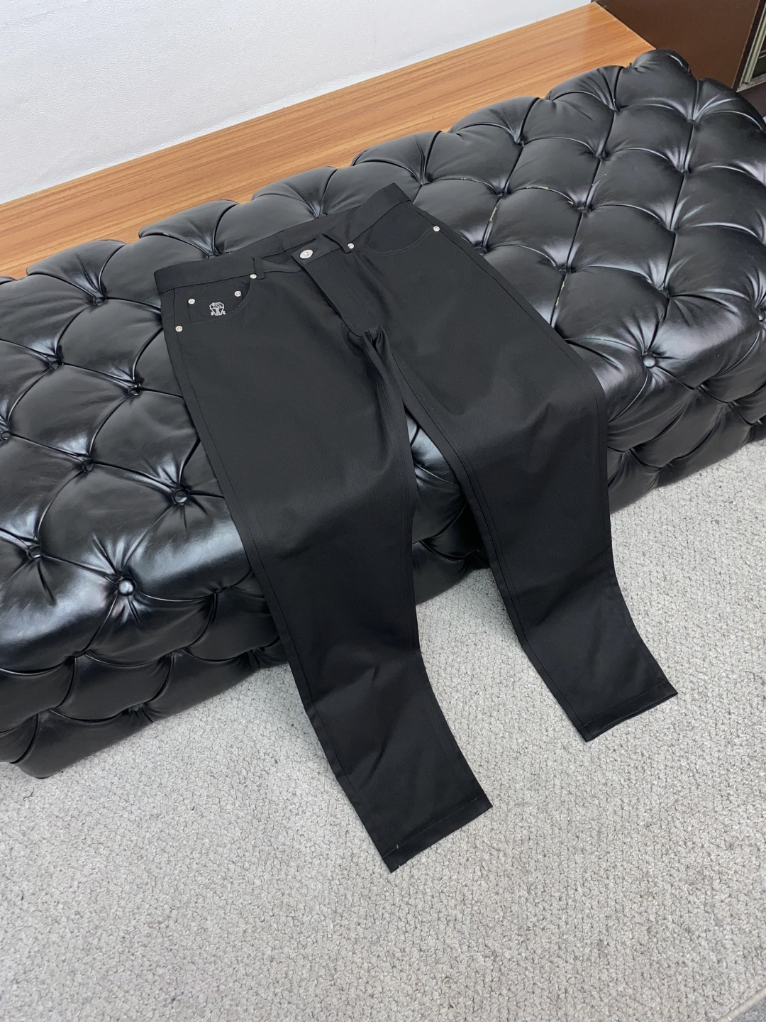 Bc 秋冬新款五袋休闲裤 干净利落剪裁，都市风十足 采用精纺面料手感软糯干爽，上身效果挺括有型。五金精致