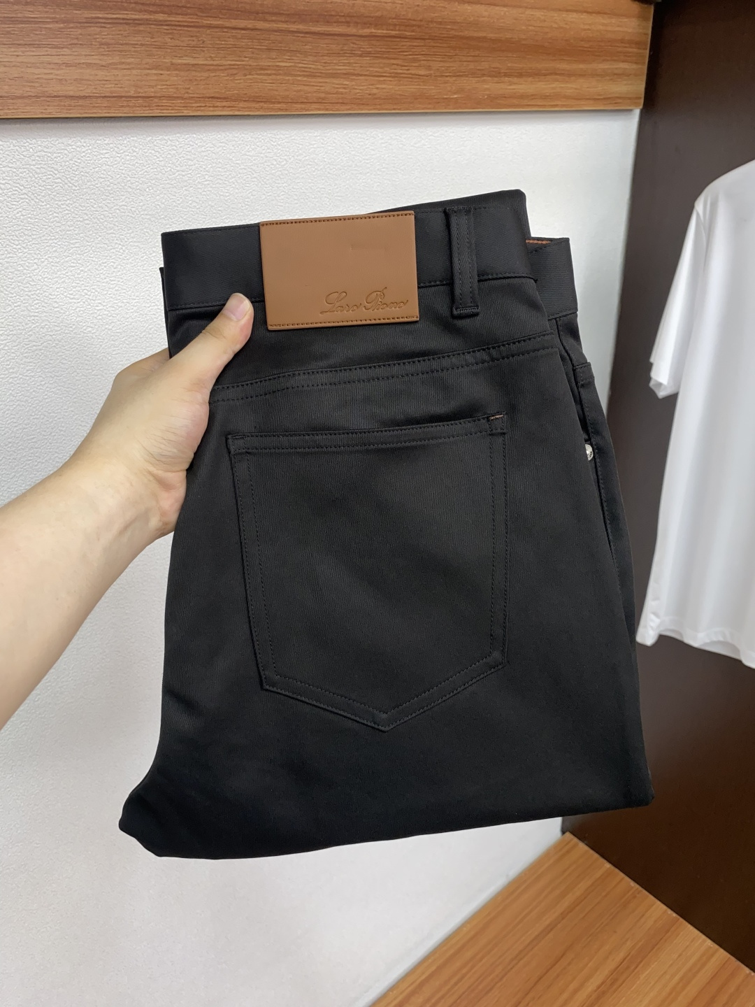 Loro piana 诺悠翩雅 秋冬新款五袋休闲裤 干净利落剪裁，都市风十足 采用精纺面料手感软糯干爽，