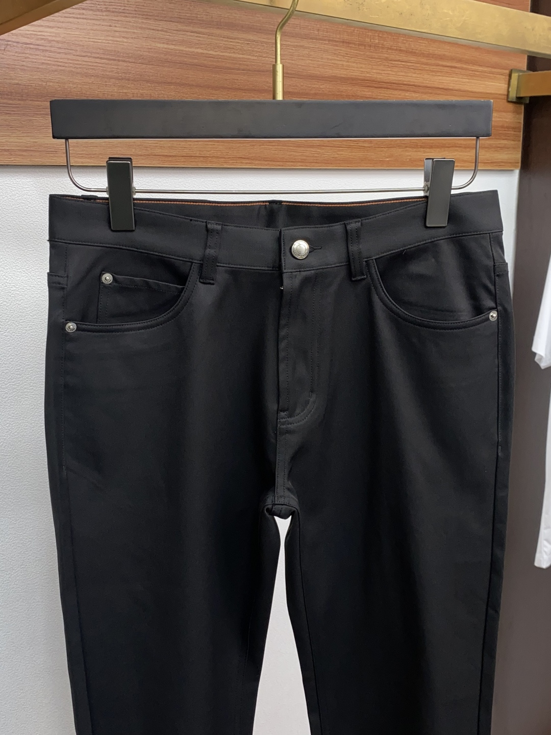 Loro piana 诺悠翩雅 秋冬新款五袋休闲裤 干净利落剪裁，都市风十足 采用精纺面料手感软糯干爽，