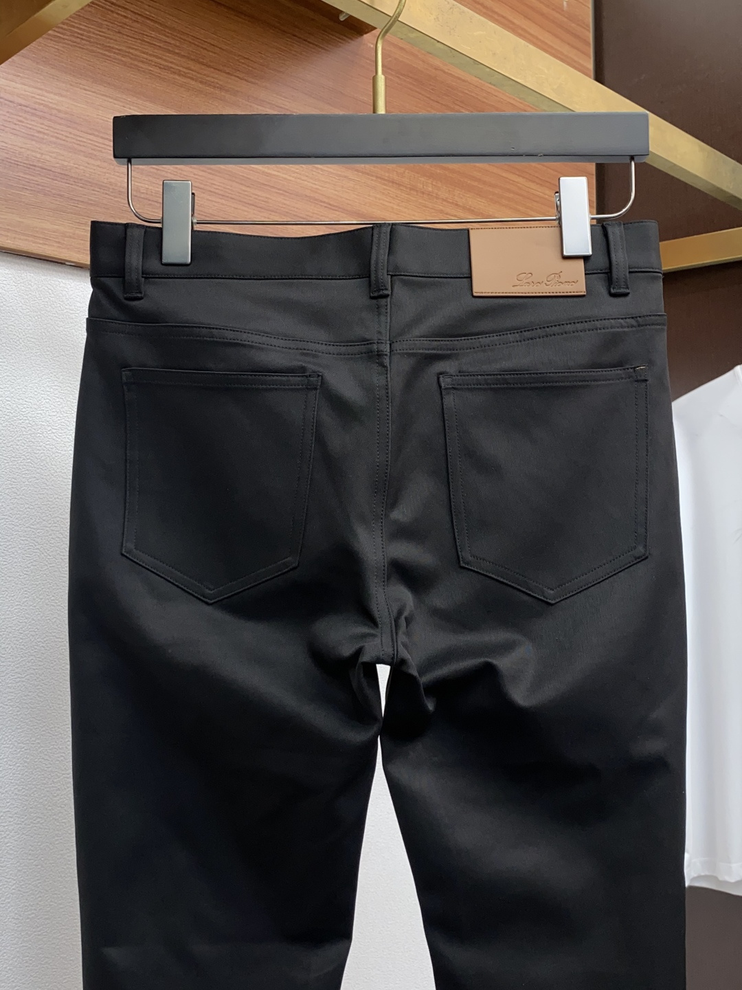 Loro piana 诺悠翩雅 秋冬新款五袋休闲裤 干净利落剪裁，都市风十足 采用精纺面料手感软糯干爽，