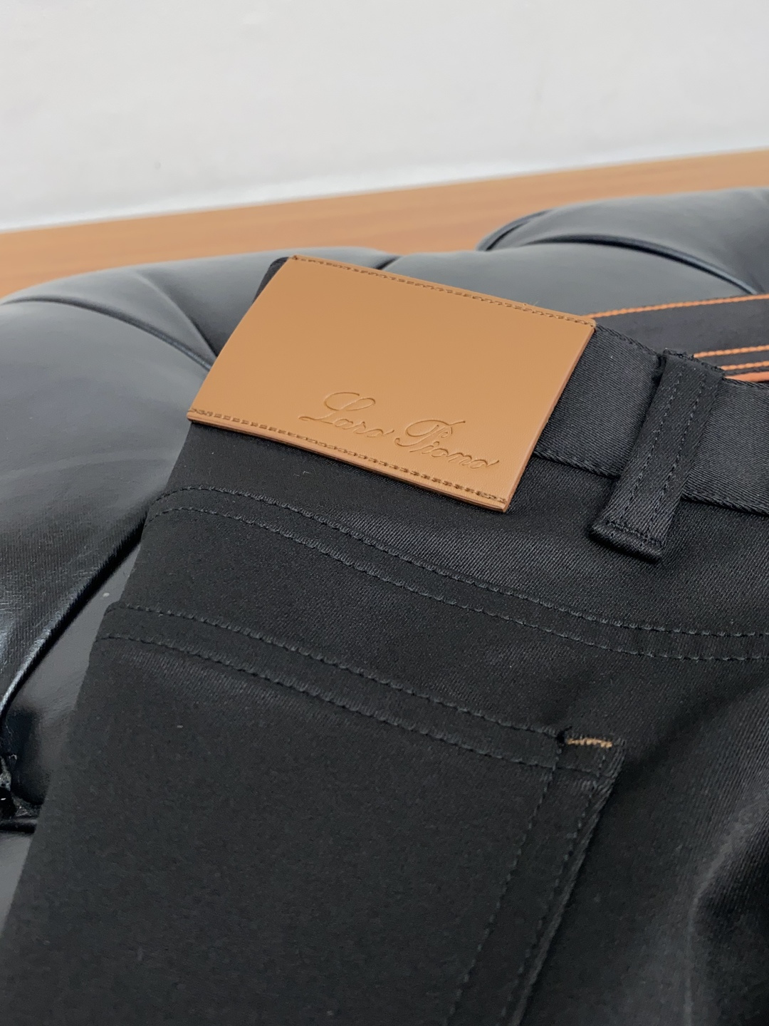 Loro piana 诺悠翩雅 秋冬新款五袋休闲裤 干净利落剪裁，都市风十足 采用精纺面料手感软糯干爽，