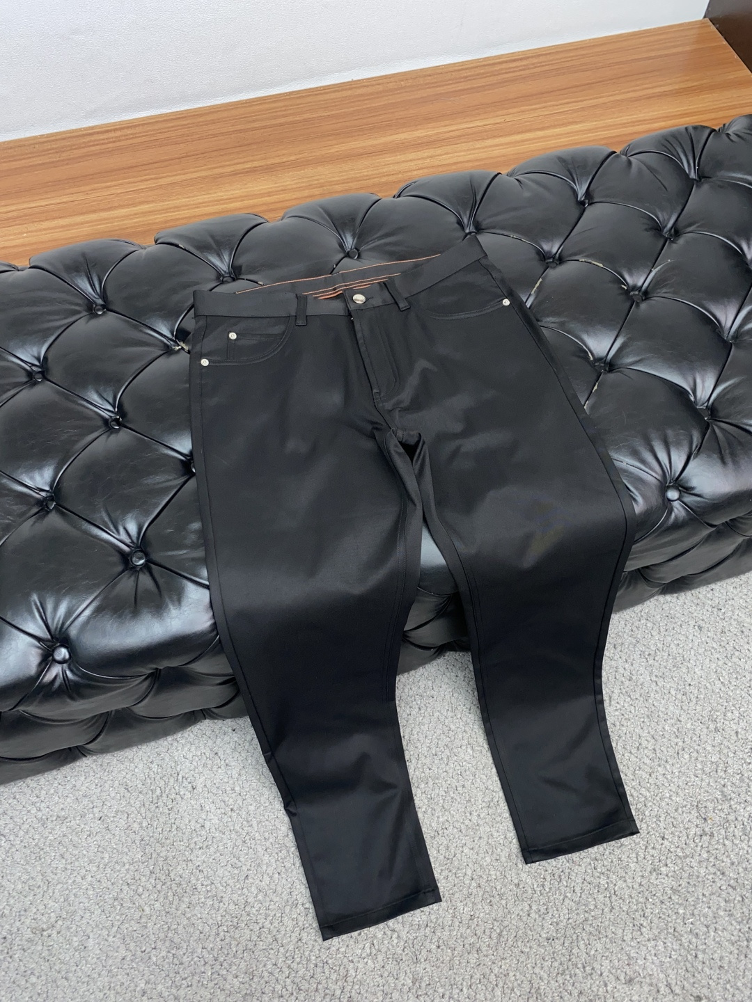 Loro piana 诺悠翩雅 秋冬新款五袋休闲裤 干净利落剪裁，都市风十足 采用精纺面料手感软糯干爽，