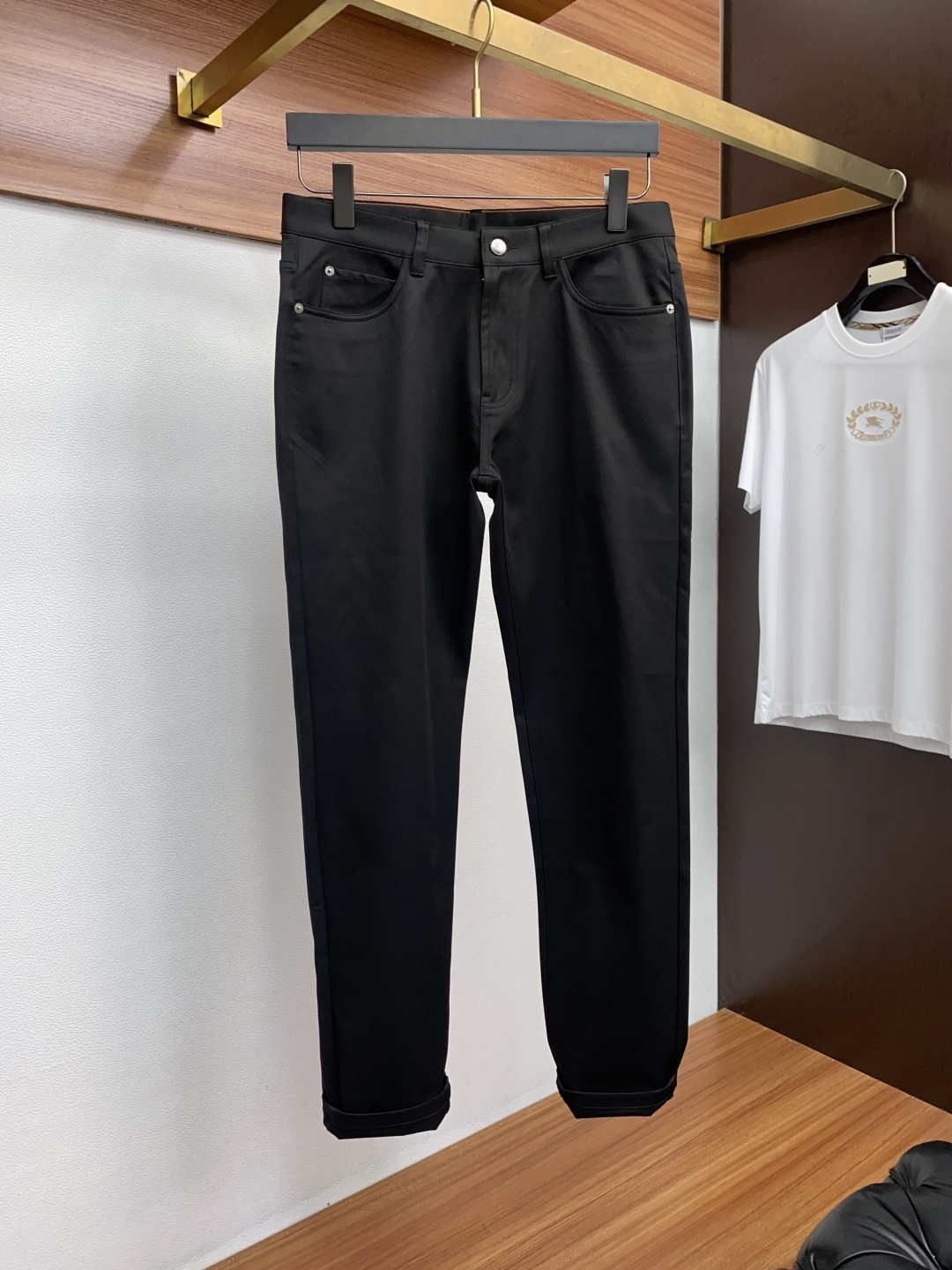 Loro piana 诺悠翩雅 秋冬新款五袋休闲裤 干净利落剪裁，都市风十足 采用精纺面料手感软糯干爽，