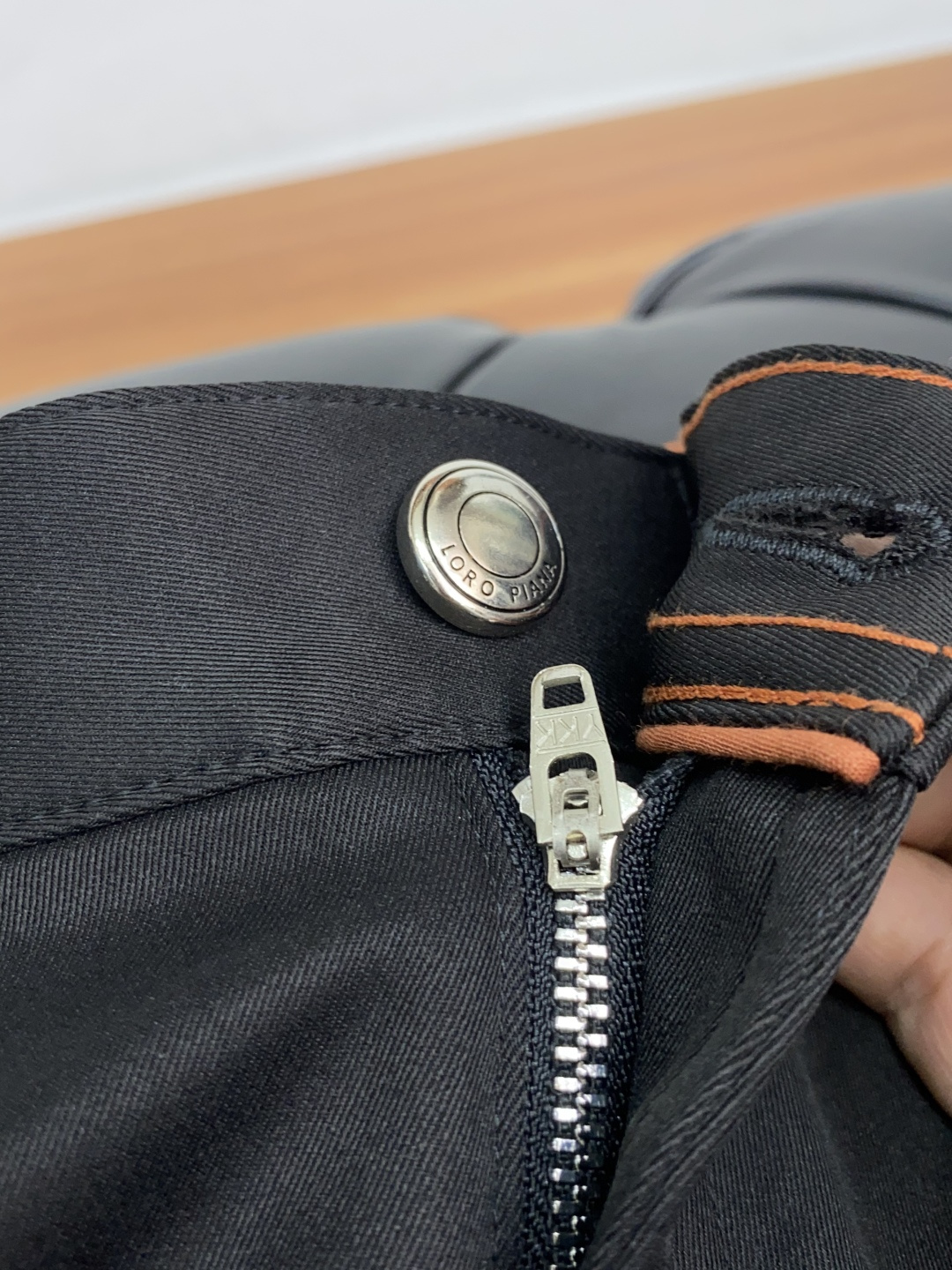 Loro piana 诺悠翩雅 秋冬新款五袋休闲裤 干净利落剪裁，都市风十足 采用精纺面料手感软糯干爽，