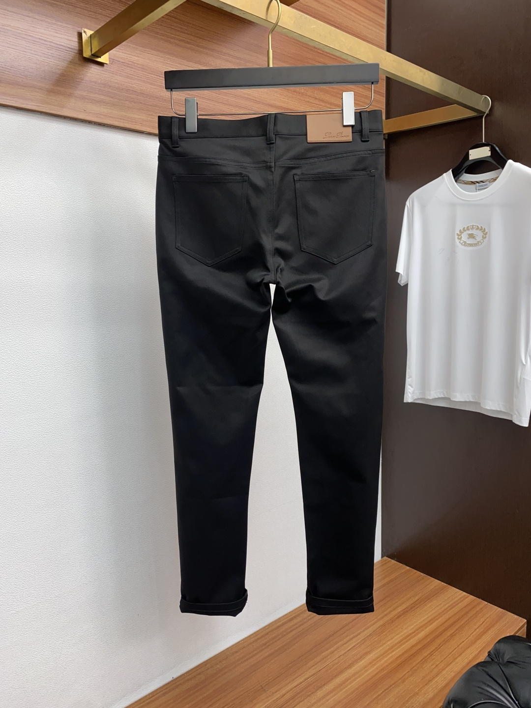 Loro piana 诺悠翩雅 秋冬新款五袋休闲裤 干净利落剪裁，都市风十足 采用精纺面料手感软糯干爽，