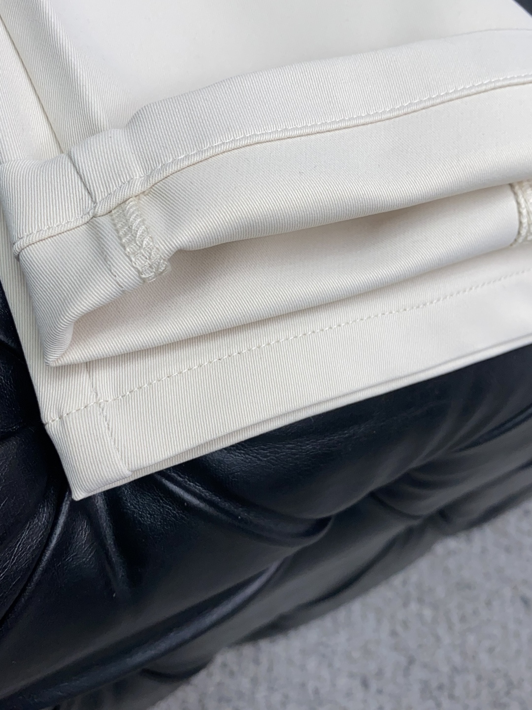 Loro piana 诺悠翩雅 秋冬新款五袋休闲裤 干净利落剪裁，都市风十足 采用精纺面料手感软糯干爽，