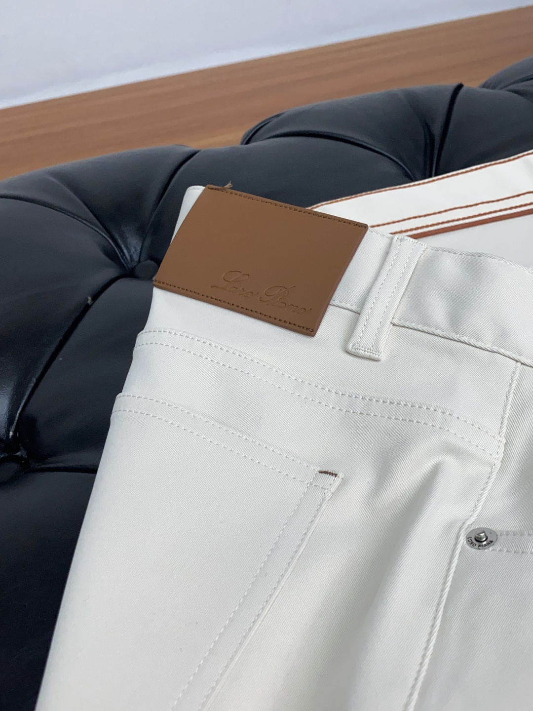 Loro piana 诺悠翩雅 秋冬新款五袋休闲裤 干净利落剪裁，都市风十足 采用精纺面料手感软糯干爽，