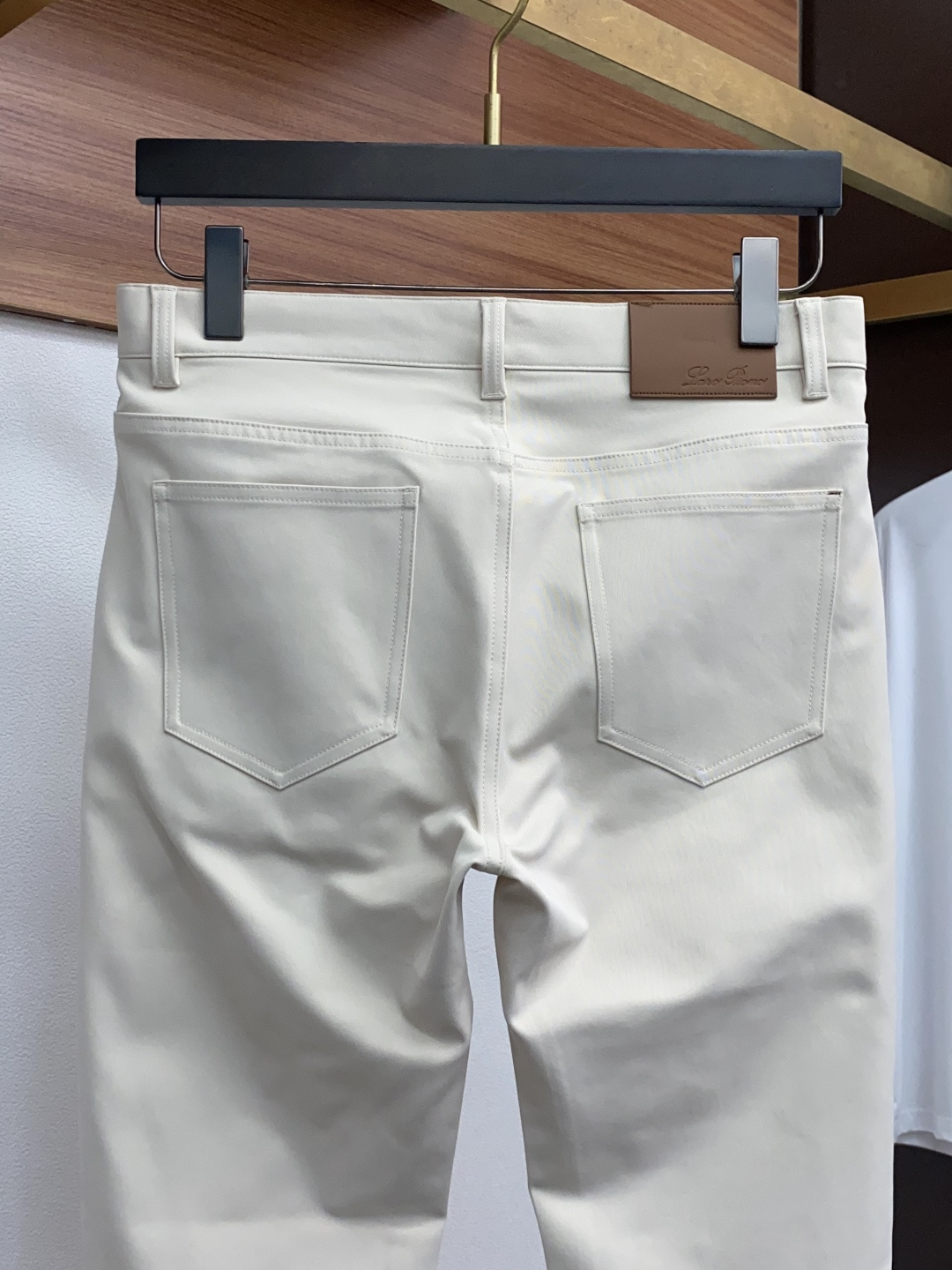 Loro piana 诺悠翩雅 秋冬新款五袋休闲裤 干净利落剪裁，都市风十足 采用精纺面料手感软糯干爽，