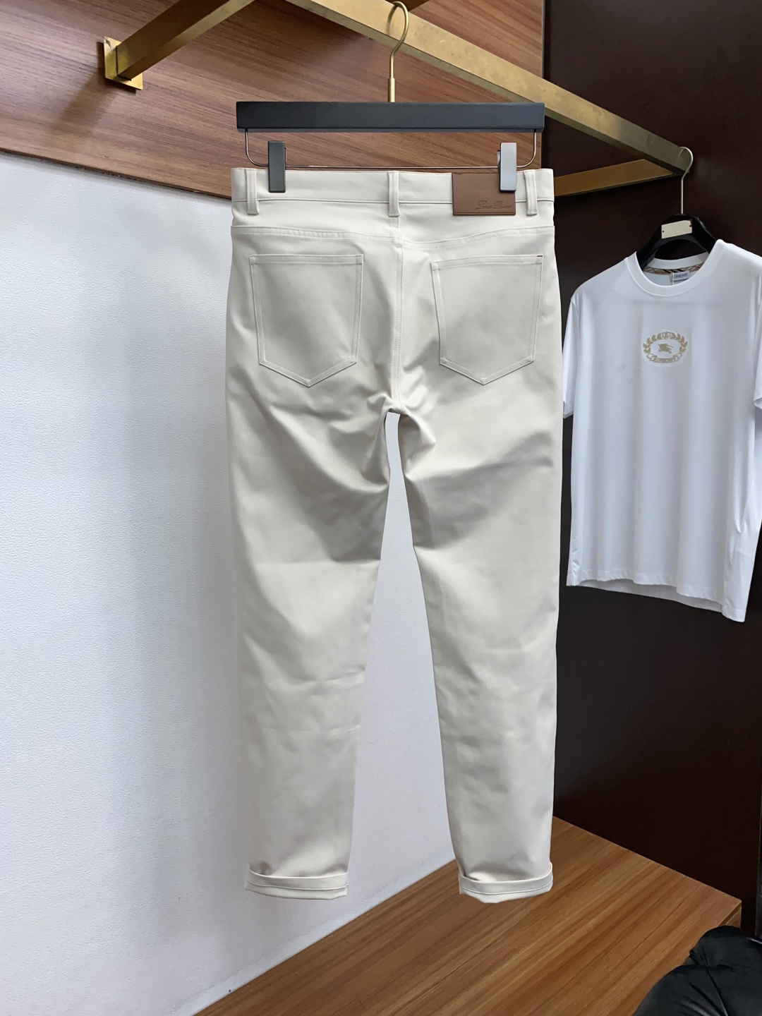 Loro piana 诺悠翩雅 秋冬新款五袋休闲裤 干净利落剪裁，都市风十足 采用精纺面料手感软糯干爽，