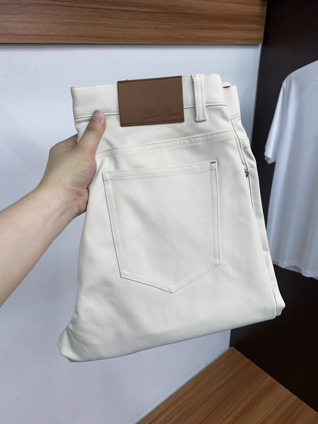 Loro piana 诺悠翩雅 秋冬新款五袋休闲裤 干净利落剪裁，都市风十足 采用精纺面料手感软糯干爽，