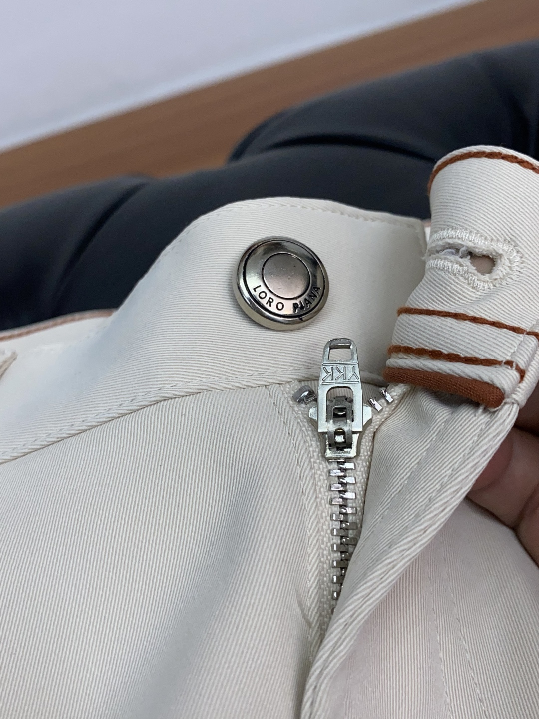 Loro piana 诺悠翩雅 秋冬新款五袋休闲裤 干净利落剪裁，都市风十足 采用精纺面料手感软糯干爽，