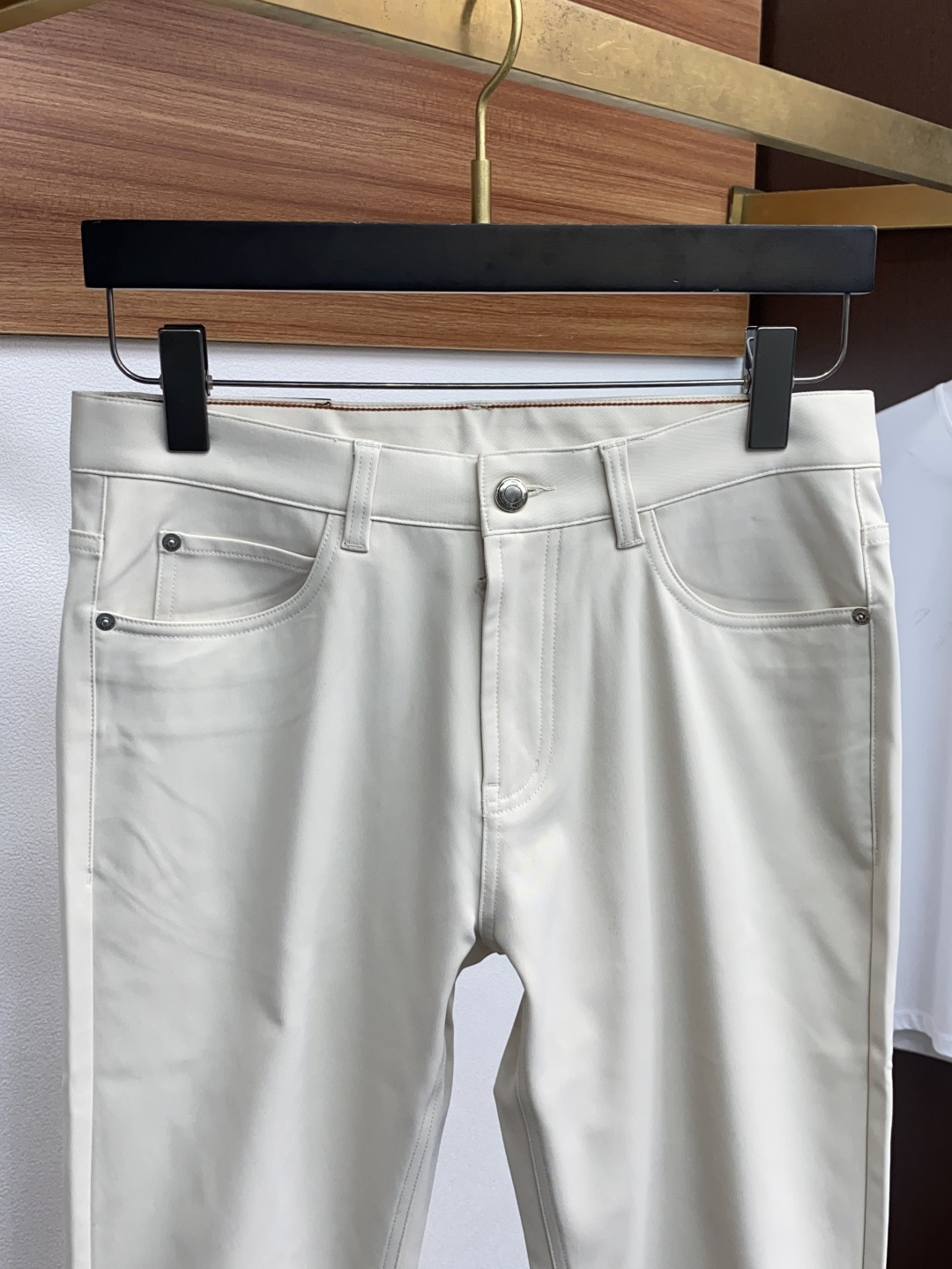 Loro piana 诺悠翩雅 秋冬新款五袋休闲裤 干净利落剪裁，都市风十足 采用精纺面料手感软糯干爽，