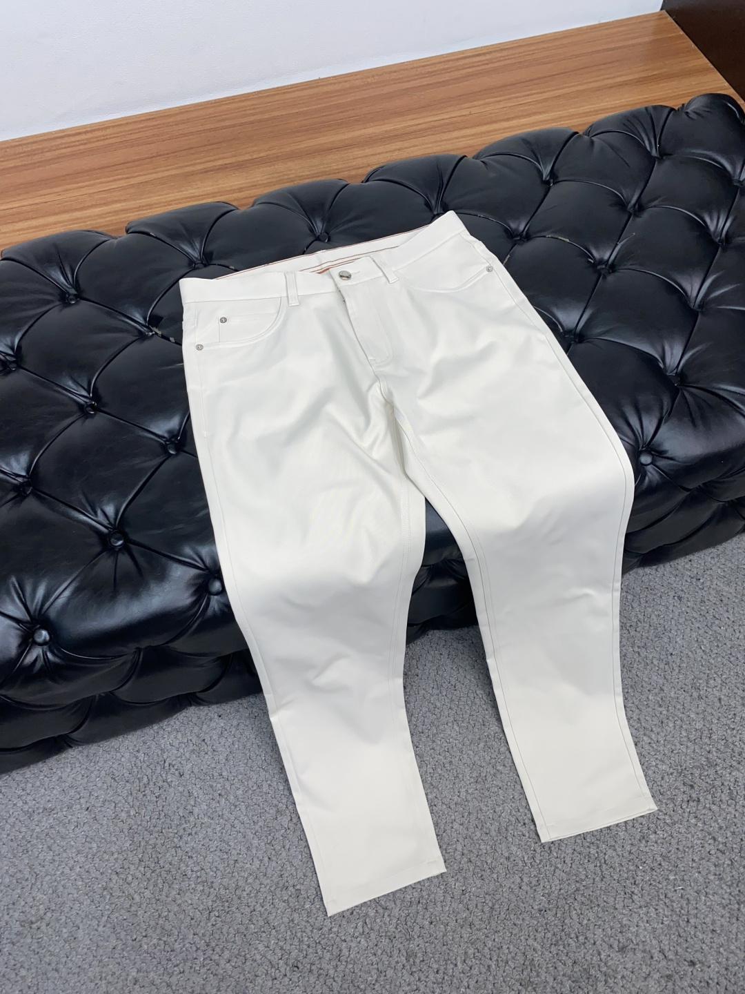 Loro piana 诺悠翩雅 秋冬新款五袋休闲裤 干净利落剪裁，都市风十足 采用精纺面料手感软糯干爽，