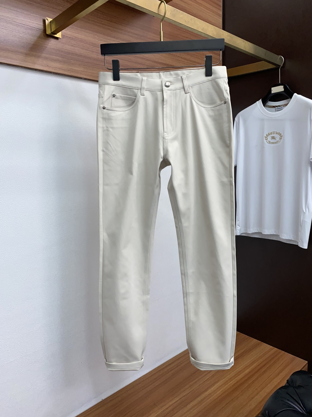 Loro piana 诺悠翩雅 秋冬新款五袋休闲裤 干净利落剪裁，都市风十足 采用精纺面料手感软糯干爽，