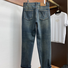 1v 路易威登 修身直筒时尚牛仔裤 精梳牛仔面料 设计亮点:五金色使用超A级电镀金属色:古金色A级工艺 1v 路易威登 修身直筒时尚牛仔裤 精梳牛仔面料 设计亮点:五金色使用超A级电镀金属色:古金色A级工艺