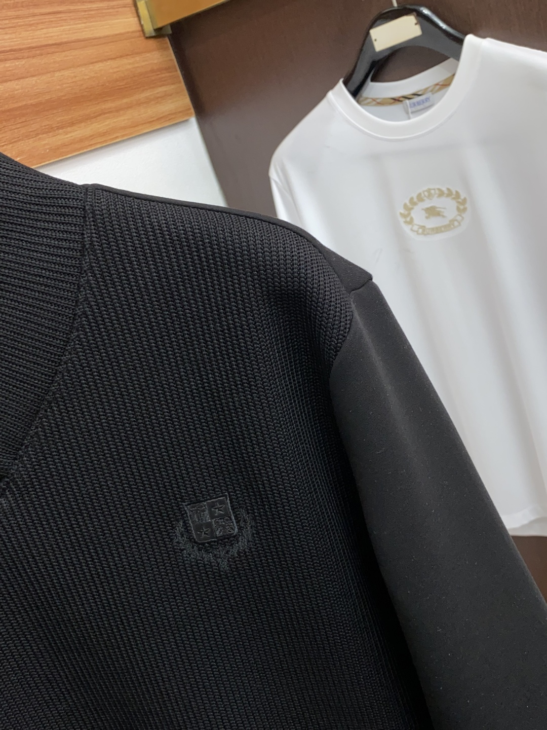 lP🆕 诺悠翩雅 家族男士高端简约圆领针织长袖拼接空气棉卫衣 ，香港洋行渠道货，纯正血统品质，25年秋冬