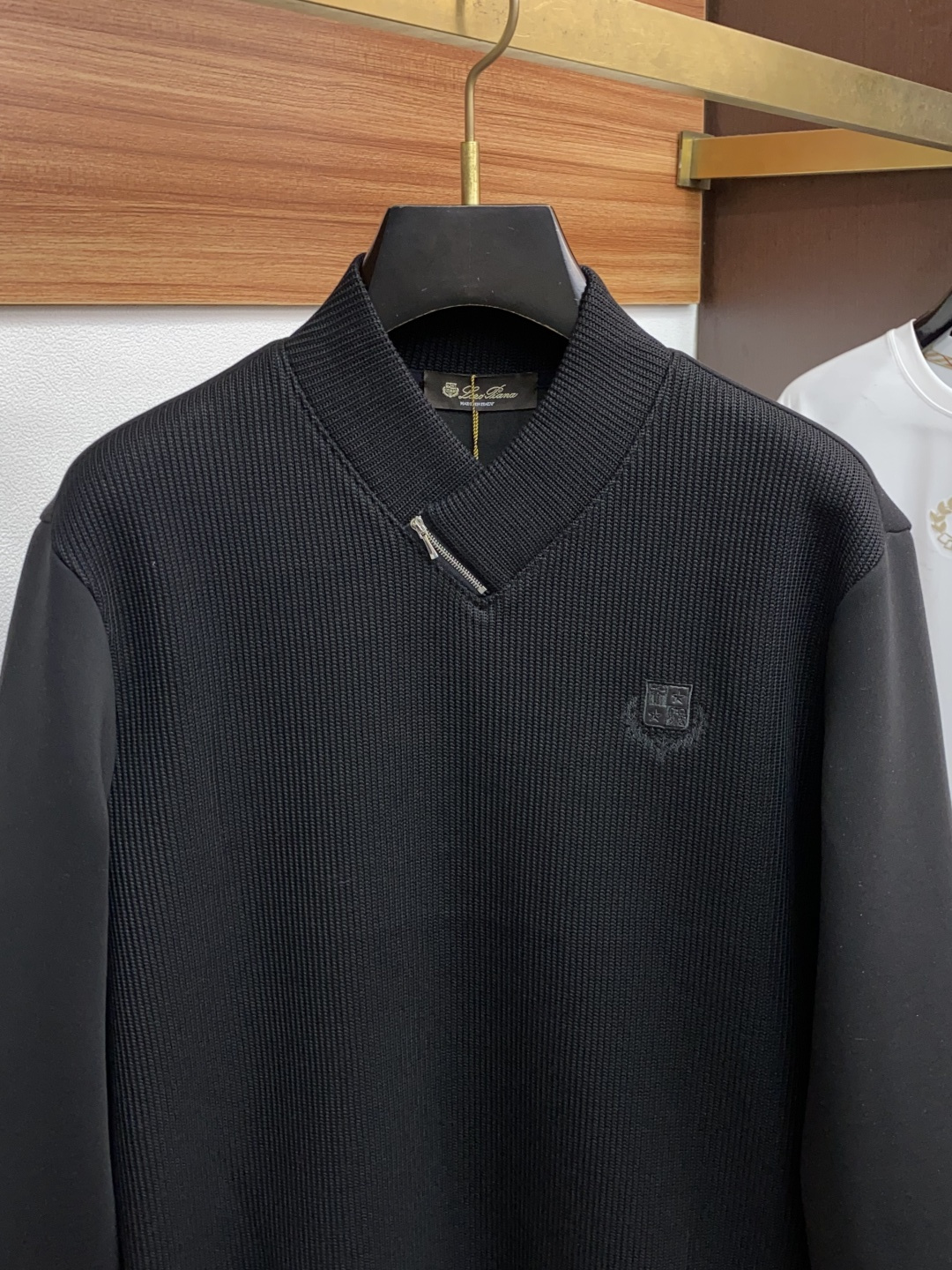 lP🆕 诺悠翩雅 家族男士高端简约圆领针织长袖拼接空气棉卫衣 ，香港洋行渠道货，纯正血统品质，25年秋冬