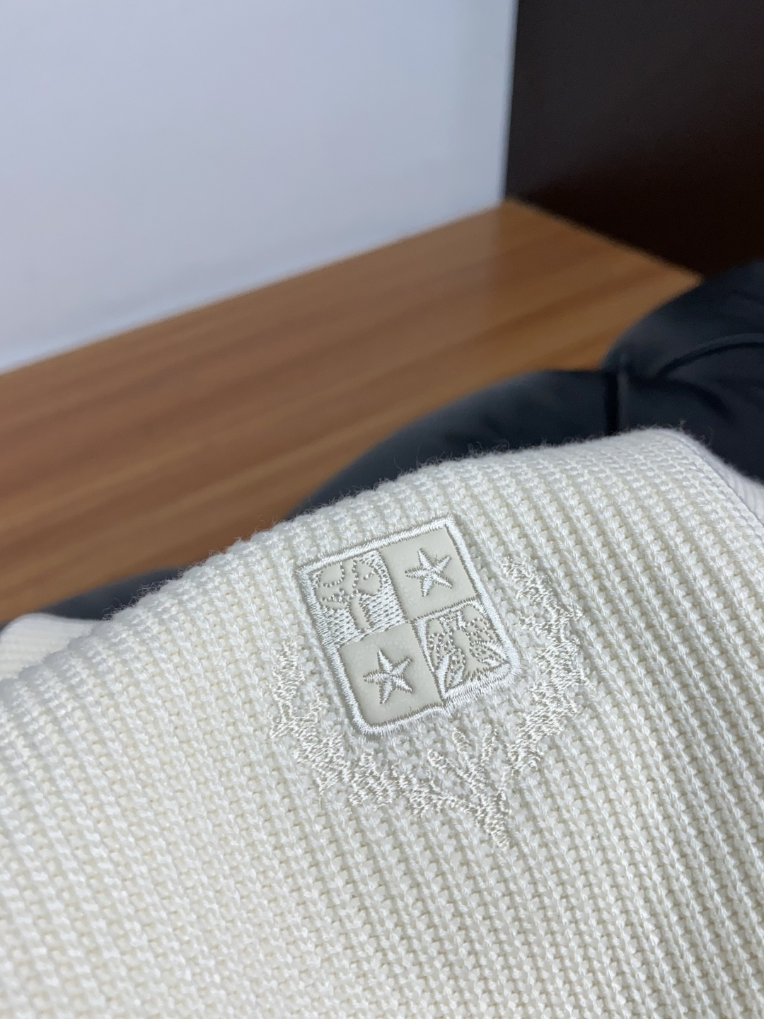 lP🆕 诺悠翩雅 家族男士高端简约圆领针织长袖拼接空气棉卫衣 ，香港洋行渠道货，纯正血统品质，25年秋冬