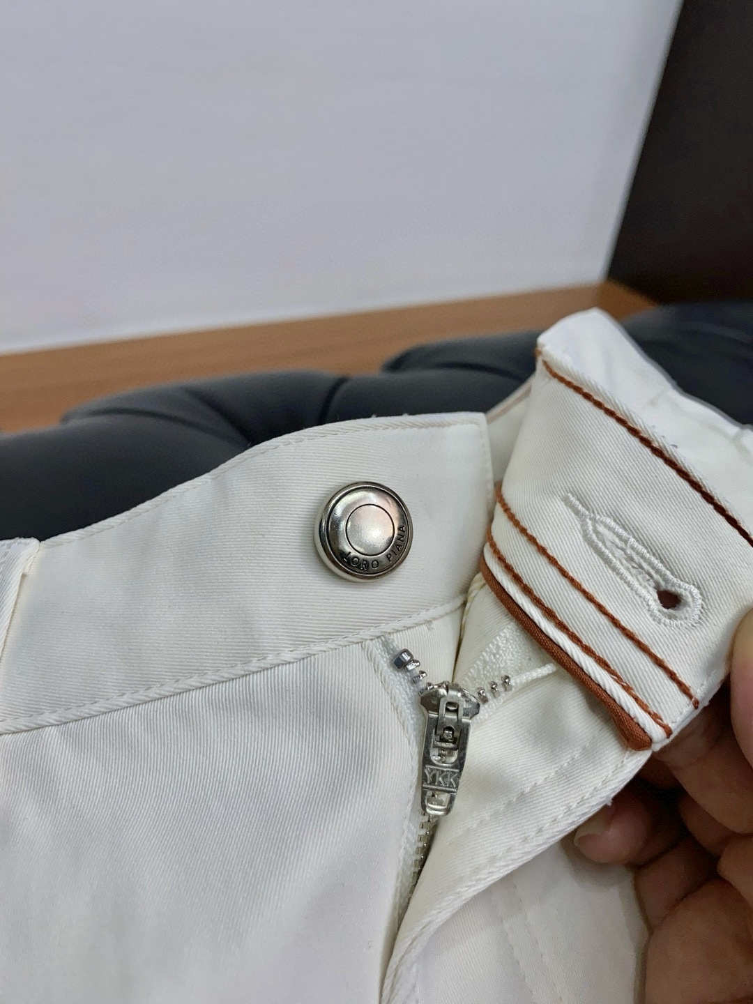 Bc秋冬新款五袋休闲裤 干净利落剪裁，都市风十足 采用精纺面料手感软糯干爽，上身效果挺括有型。五金精致，