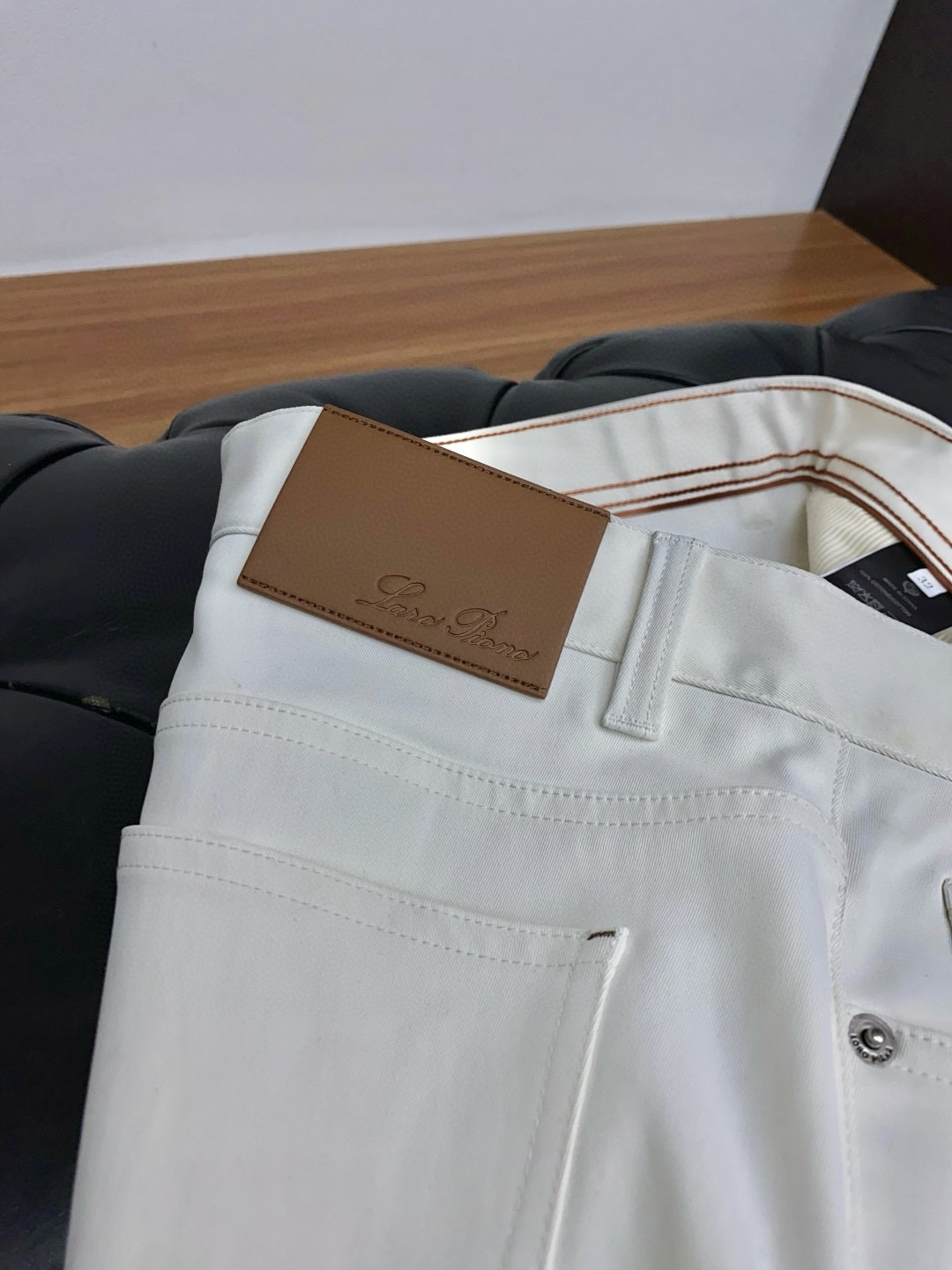 Bc秋冬新款五袋休闲裤 干净利落剪裁，都市风十足 采用精纺面料手感软糯干爽，上身效果挺括有型。五金精致，