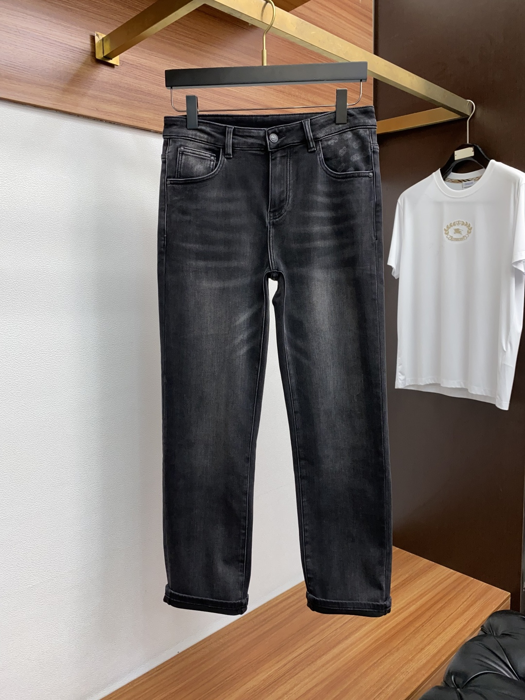 VT 25年秋冬新款休闲牛仔裤裤 干净利落剪裁，都市风十足 采用精纺面料手感软糯干爽，上身效果挺括有型。