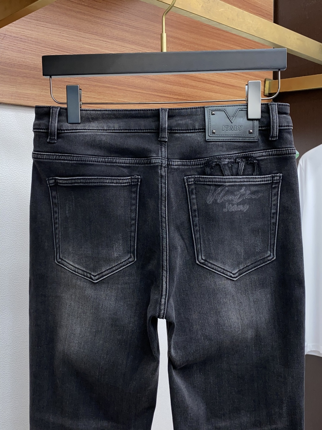 VT 25年秋冬新款休闲牛仔裤裤 干净利落剪裁，都市风十足 采用精纺面料手感软糯干爽，上身效果挺括有型。