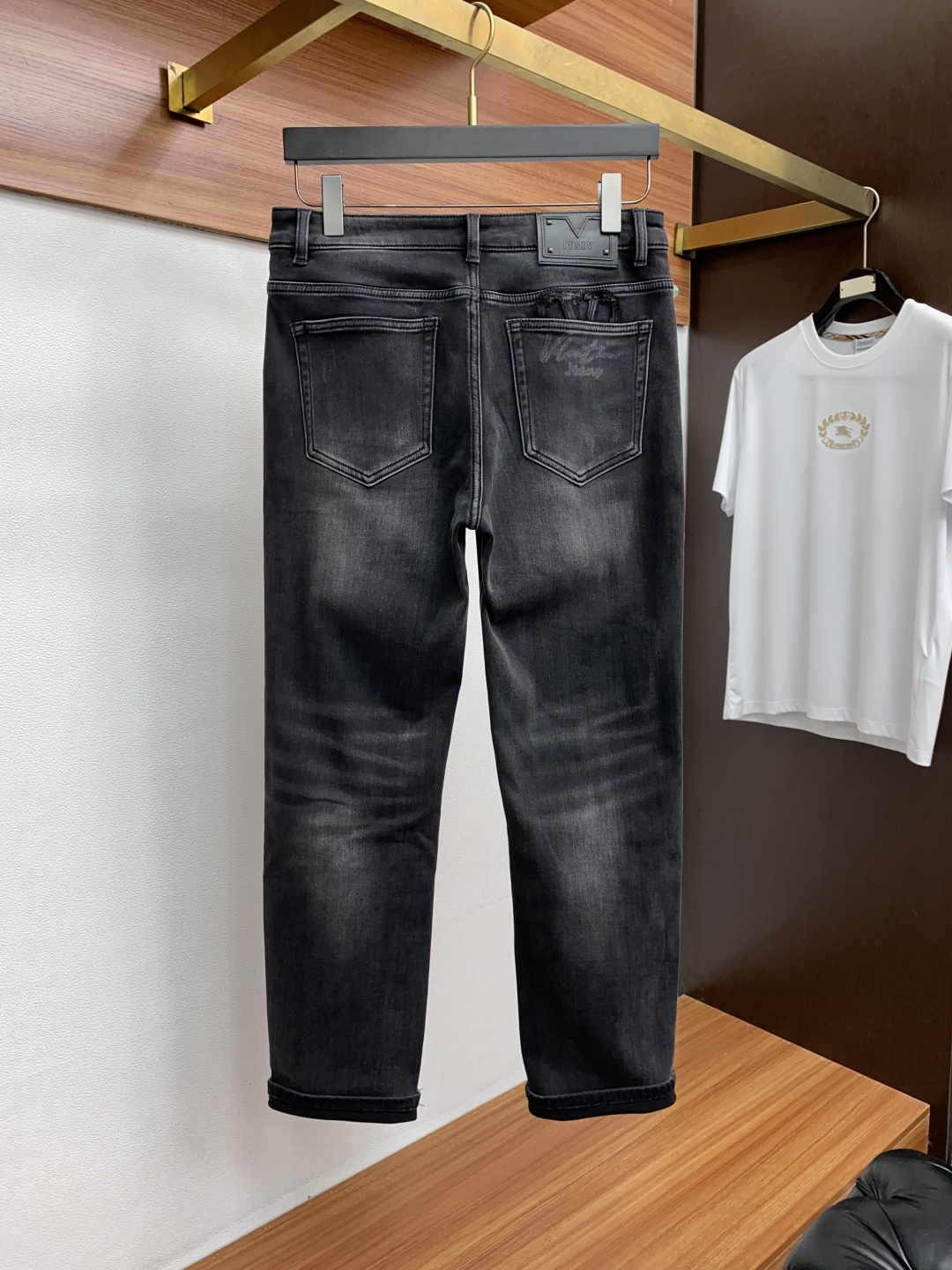 VT 25年秋冬新款休闲牛仔裤裤 干净利落剪裁，都市风十足 采用精纺面料手感软糯干爽，上身效果挺括有型。