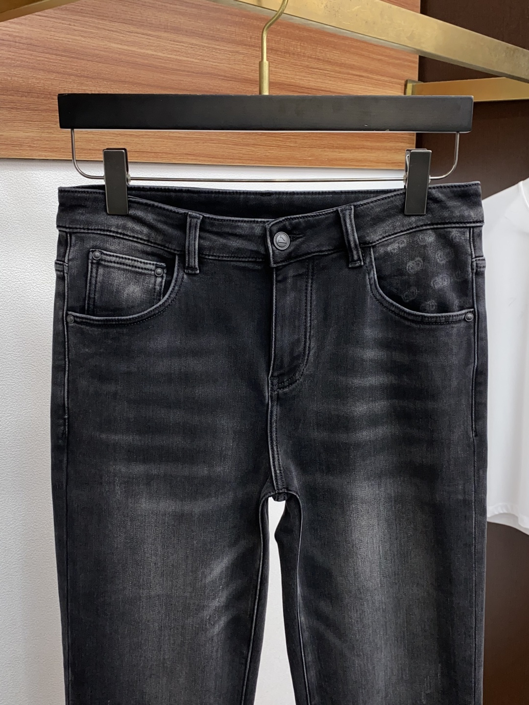 VT 25年秋冬新款休闲牛仔裤裤 干净利落剪裁，都市风十足 采用精纺面料手感软糯干爽，上身效果挺括有型。