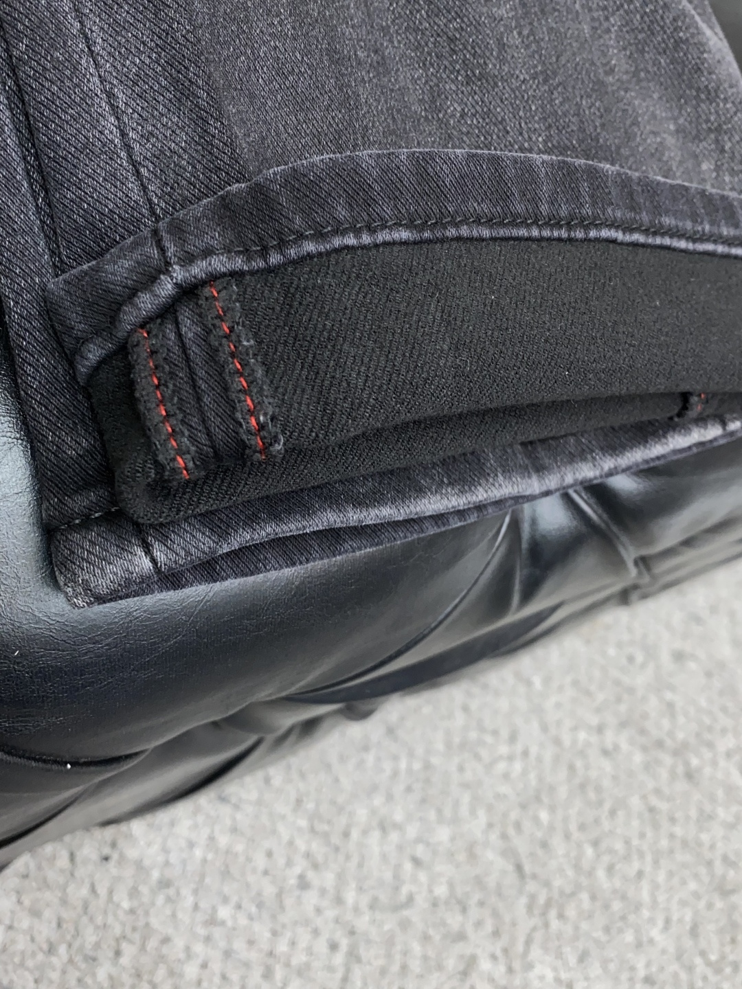 VT 25年秋冬新款休闲牛仔裤裤 干净利落剪裁，都市风十足 采用精纺面料手感软糯干爽，上身效果挺括有型。