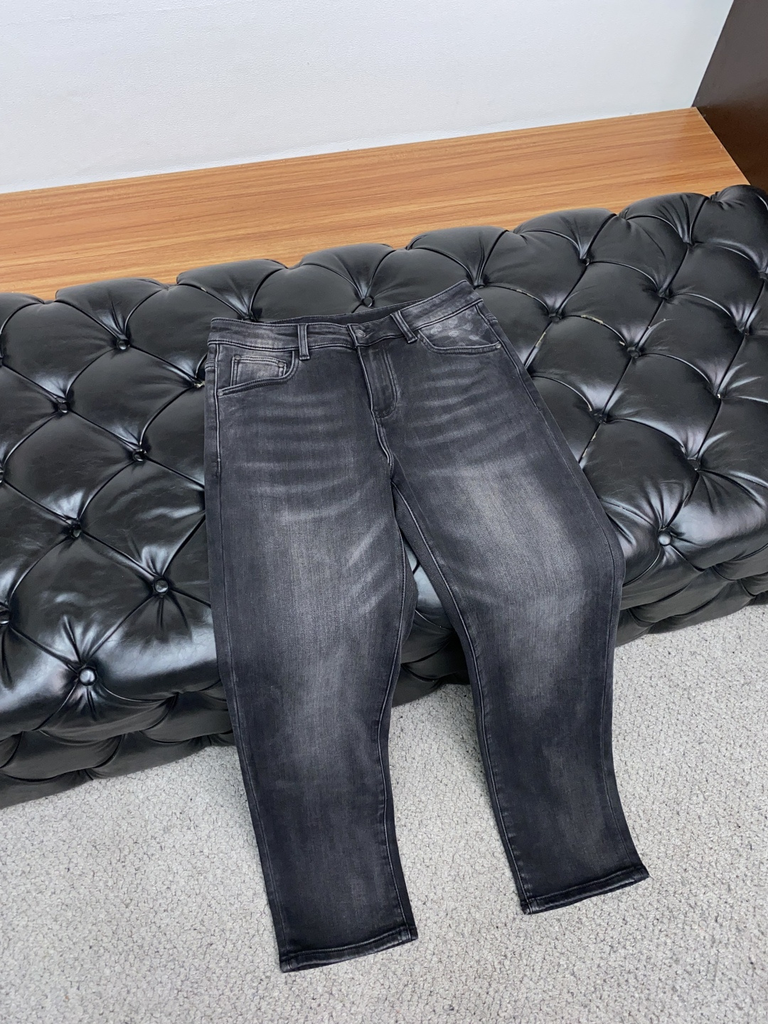 VT 25年秋冬新款休闲牛仔裤裤 干净利落剪裁，都市风十足 采用精纺面料手感软糯干爽，上身效果挺括有型。