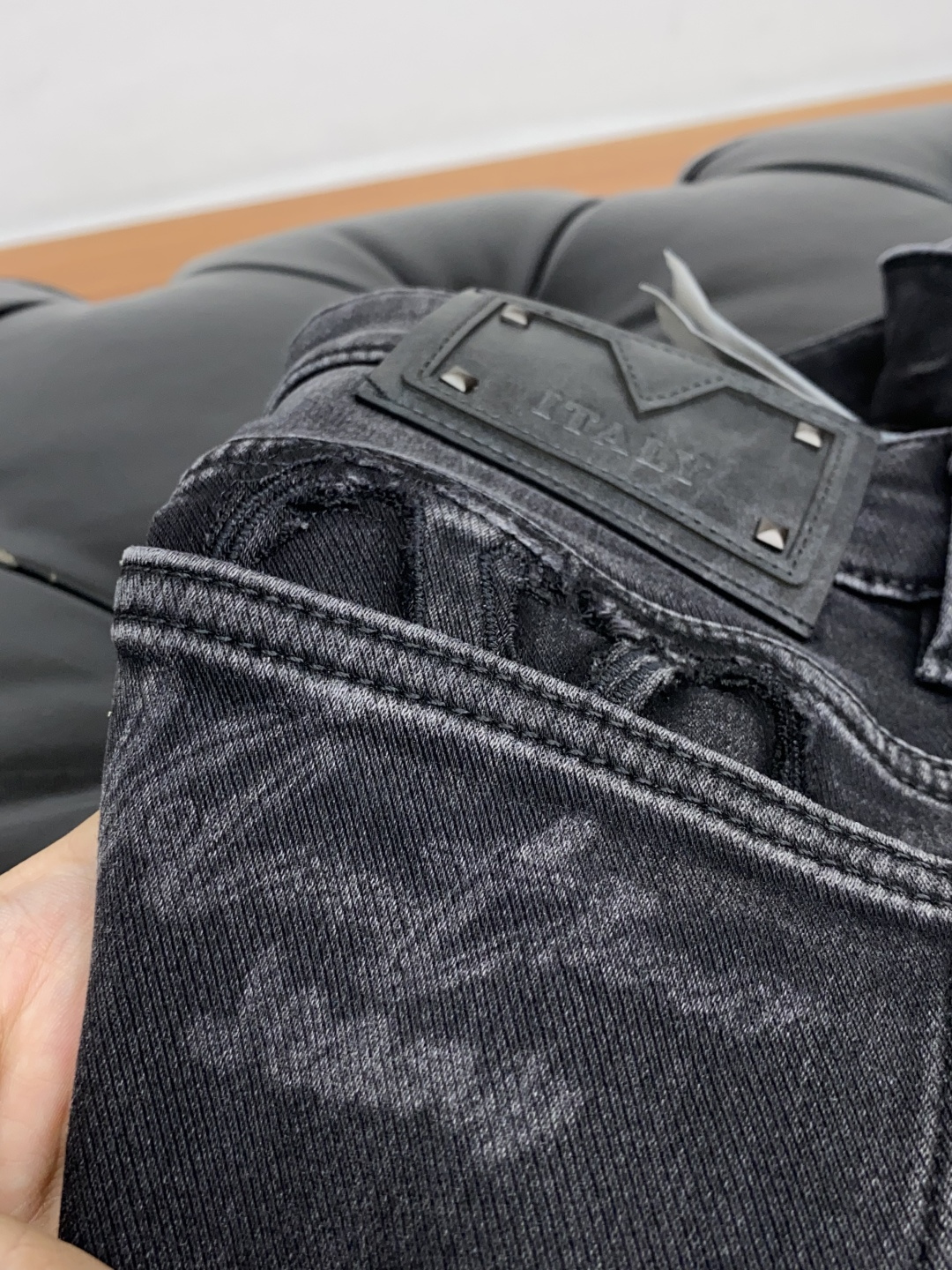 VT 25年秋冬新款休闲牛仔裤裤 干净利落剪裁，都市风十足 采用精纺面料手感软糯干爽，上身效果挺括有型。