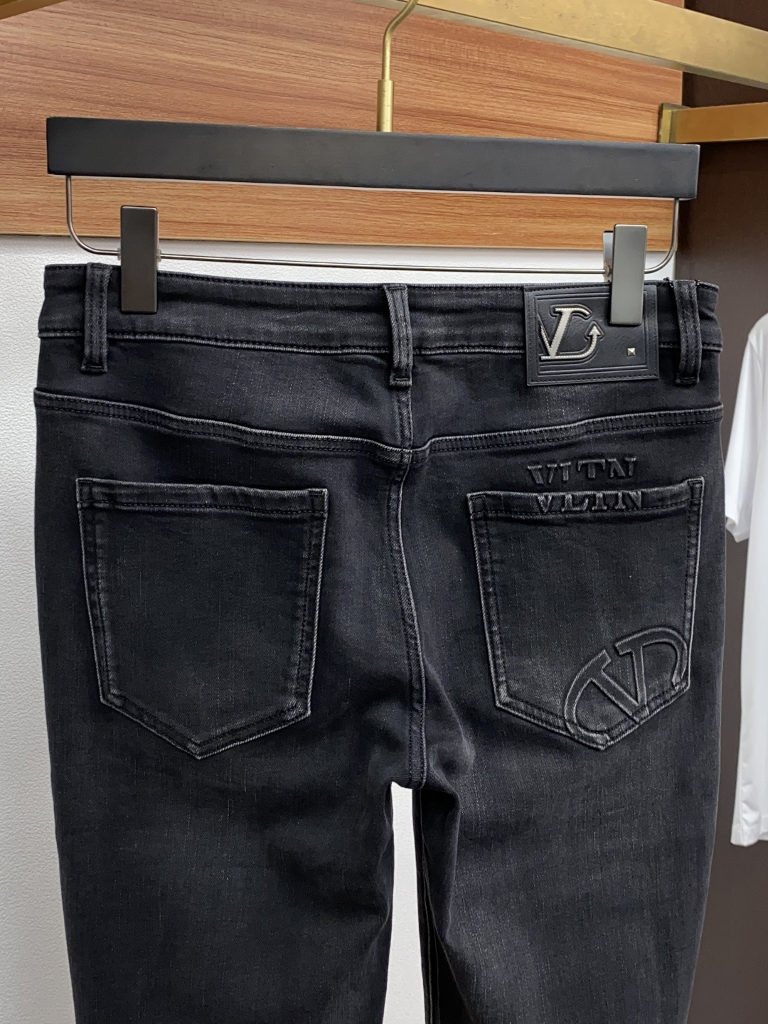 vt 25年秋冬新款休闲牛仔裤裤 干净利落剪裁，都市风十足 采用精纺面料手感软糯干爽，上身效果挺括有型。