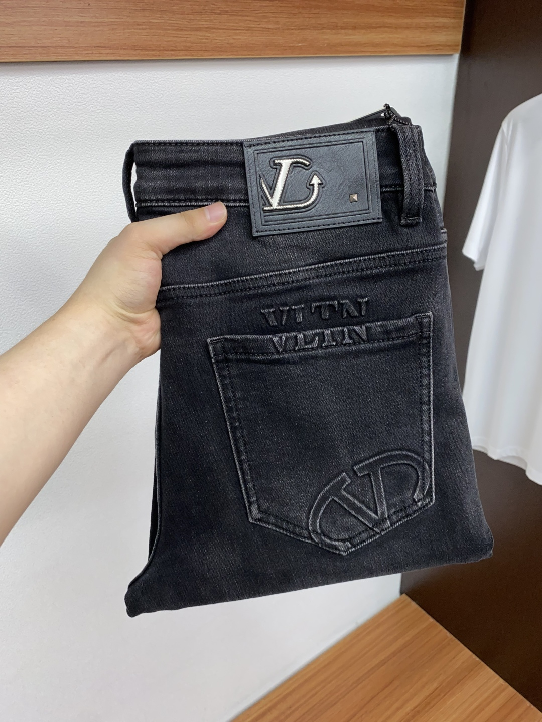 vt 25年秋冬新款休闲牛仔裤裤 干净利落剪裁，都市风十足 采用精纺面料手感软糯干爽，上身效果挺括有型。