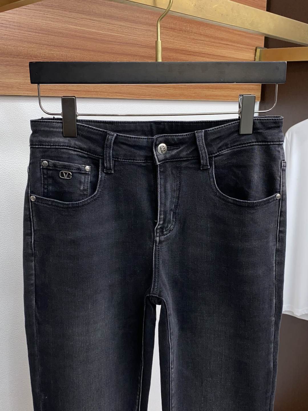 vt 25年秋冬新款休闲牛仔裤裤 干净利落剪裁，都市风十足 采用精纺面料手感软糯干爽，上身效果挺括有型。