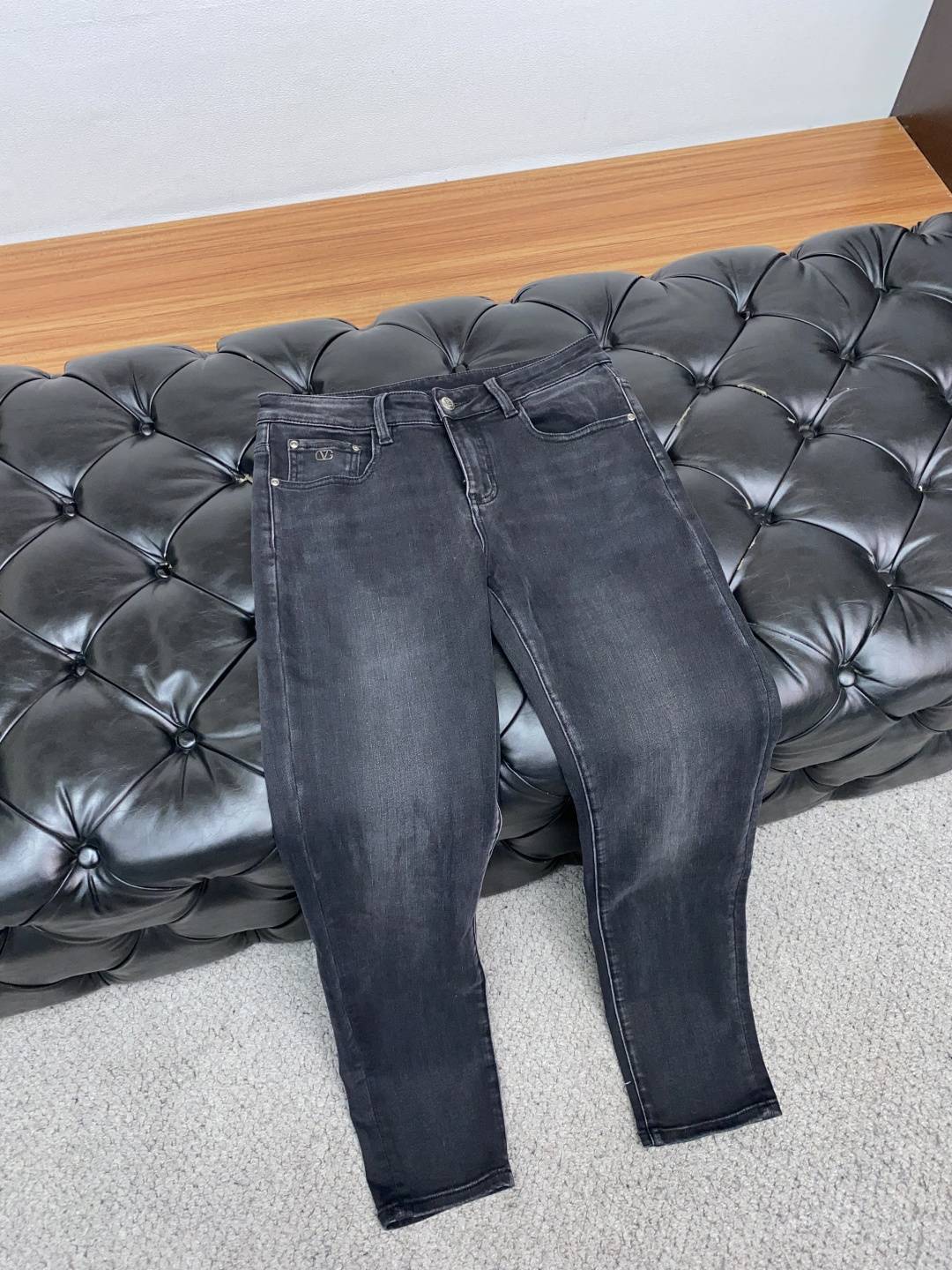 vt 25年秋冬新款休闲牛仔裤裤 干净利落剪裁，都市风十足 采用精纺面料手感软糯干爽，上身效果挺括有型。