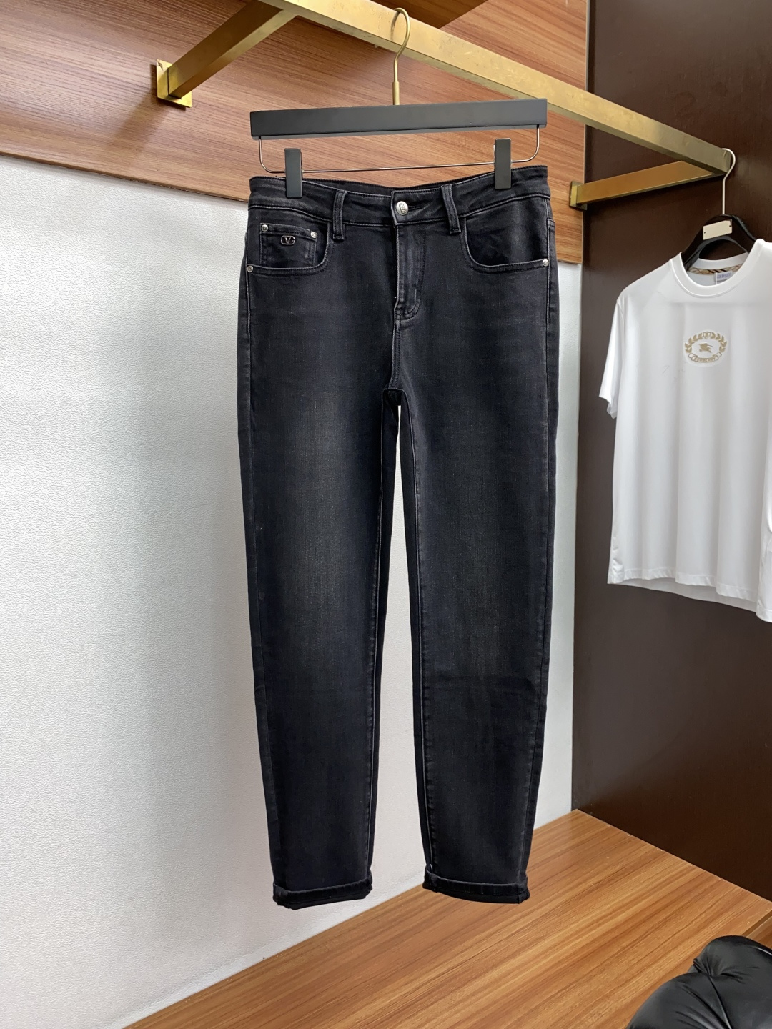vt 25年秋冬新款休闲牛仔裤裤 干净利落剪裁，都市风十足 采用精纺面料手感软糯干爽，上身效果挺括有型。