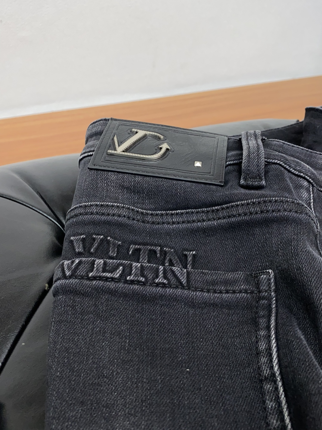 vt 25年秋冬新款休闲牛仔裤裤 干净利落剪裁，都市风十足 采用精纺面料手感软糯干爽，上身效果挺括有型。