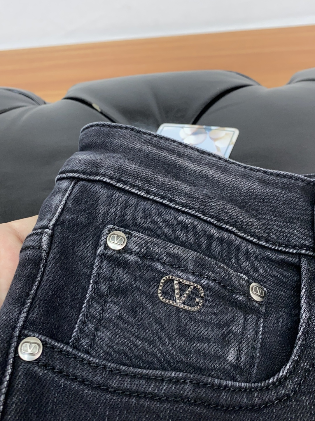 vt 25年秋冬新款休闲牛仔裤裤 干净利落剪裁，都市风十足 采用精纺面料手感软糯干爽，上身效果挺括有型。