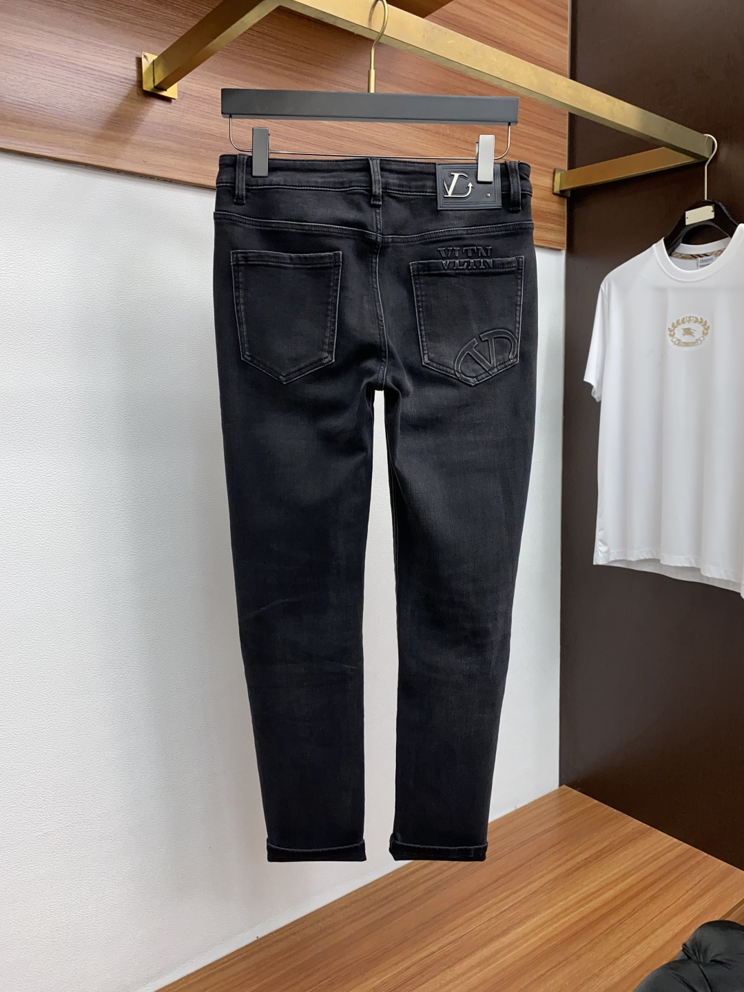 vt 25年秋冬新款休闲牛仔裤裤 干净利落剪裁，都市风十足 采用精纺面料手感软糯干爽，上身效果挺括有型。