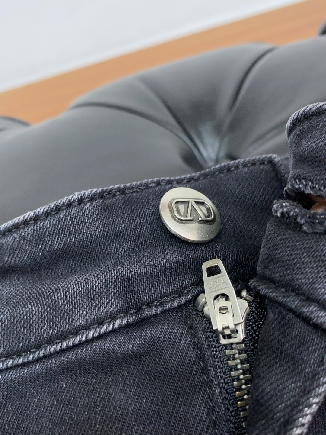 vt 25年秋冬新款休闲牛仔裤裤 干净利落剪裁，都市风十足 采用精纺面料手感软糯干爽，上身效果挺括有型。